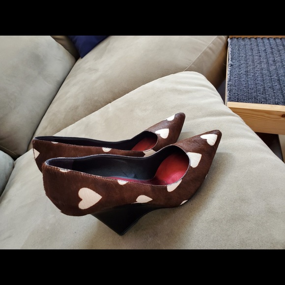 Louis Vuitton lady’s shoes

size 5.5 feels like a size 6 Burberry

Made in Italy - Picture 2 of 5